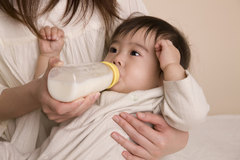 mẹ giúp bé tập bú bình